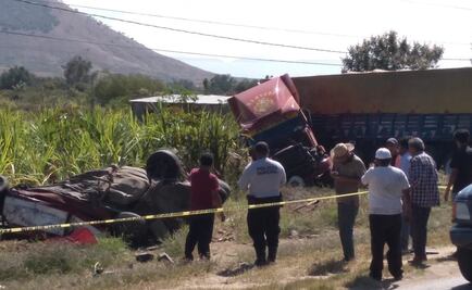 Mueren 5 personas al chocar taxi y tráiler en Oaxaca