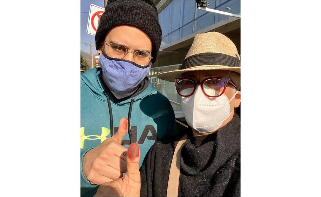 Eugenio León posó con su hijo mostrando el pulgar, en señal de que votó. Foto: Instagram