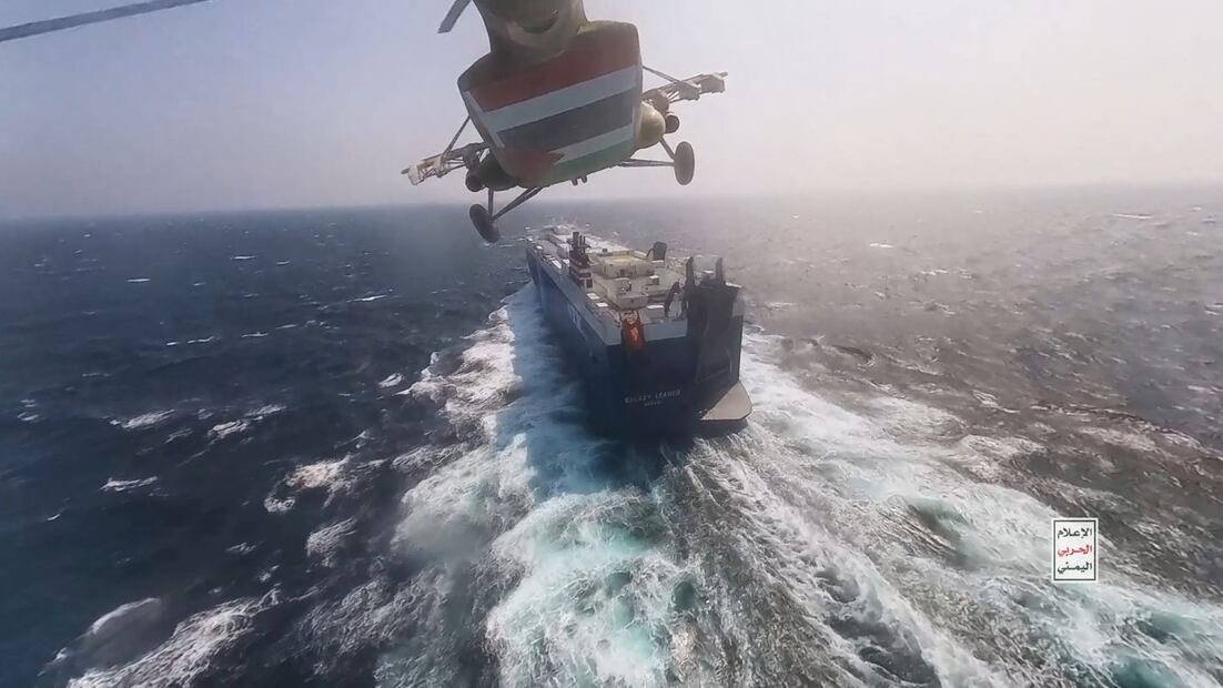 Foto facilitada por el centro de prensa de los Hutíes que muestra un helicóptero operado por los huties sobrevolando el buque de carga Galaxy Leader en el Mar Rojo frente a la costa de Hodeidah, Yemen. Los hutíes se han apoderado del carguero Galaxy Leader, en tránsito por el Mar Rojo, tras amenazar con atacar todos los barcos que sean propiedad de empresas israelíes o estén operados por ellas o enarbolen bandera israelí. FOTO: EFE