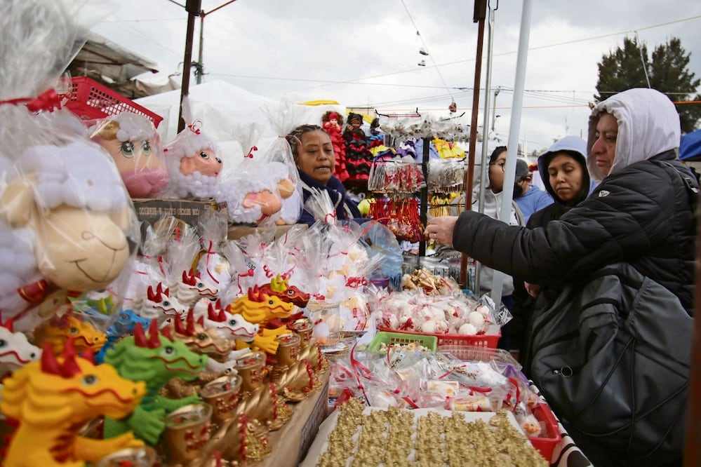 Comerciantes en el Mercado de Sonora auguran buenas ventas en los amuletos de fin de año, entre los que se encuentran productos chinos alusivos al año del dragón. Foto: Carlos Mejía/El Universal