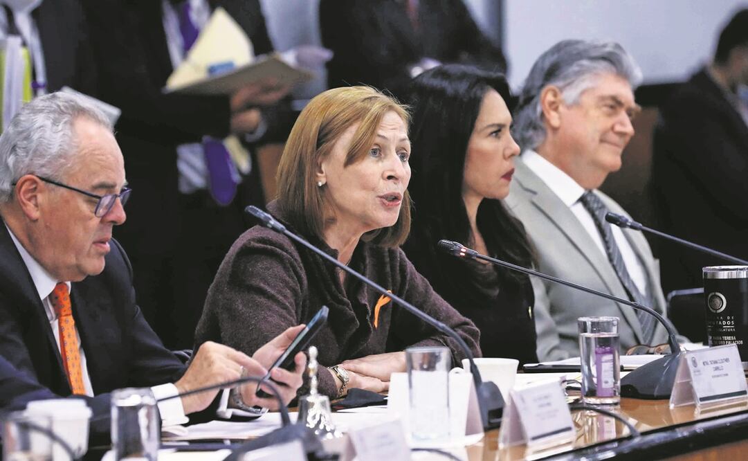 Ante recorte de 45% al presupuesto de la dependencia, la secretaria de Economía, Tatiana Clouthier (izq.), dijo que respeta las determinaciones del Legislativo. Foto: Diego Simón. EL UNIVERSAL