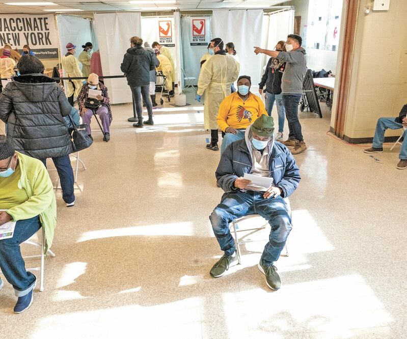 Residentes de Brooklyn, Nueva York, luego de recibir la primera dosis de la vacuna contra el coronavirus. Foto: MARY ALTAFFER. AP