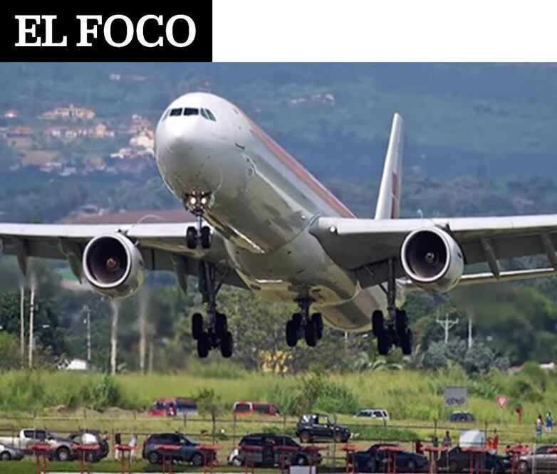 El Foco: Avión aterriza a pocos metros de los autos