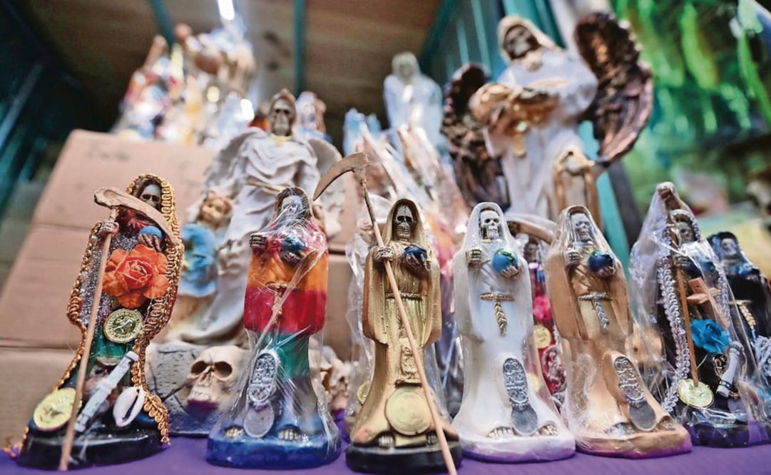 Christian preacher Phillip Blair stopped by a Santa Muerte shrine in Tepito, Mexico City - Photo: Artemio Guerra/CUARTOSCURO.COM
