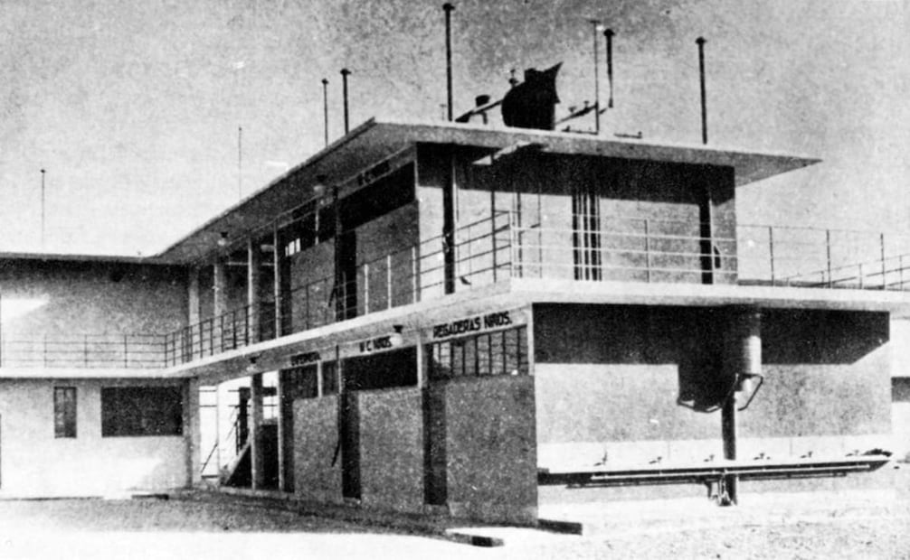 Un proyecto particularmente grande fue el de la Primaria Carlos A. Carrillo en la esquina de Municipio Libre con la Calzada de Tlalpan en la colonia Portales: costó casi 135 mil pesos de 1932 y se le hicieron 35 salones de clase, departamento médico, almacenes y biblioteca. Colección Villasana.