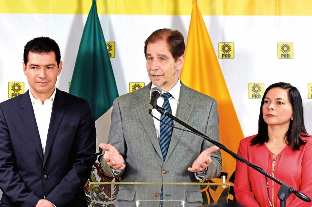 El presidente nacional del PRD, Agustín Basave, aclaró que recurrir a acciones punitivas contra quienes apoyan al panista Javier Corral sería equivocado, por lo que sólo serán citados por el CEN para explicar esta decisión. (ARCHIVO EL UNIVERSAL)