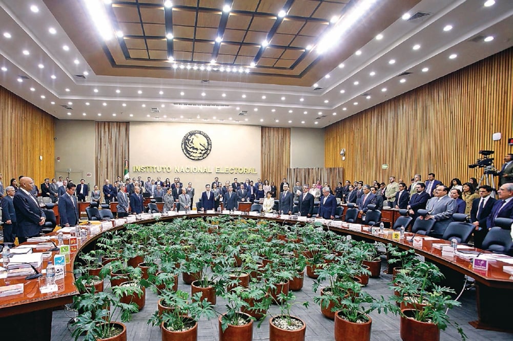 A partir de este año, con la reforma a 57 artículos y agregado de 18 más al Reglamento de Fiscalización, aprobado por el Instituto Nacional Electoral el pasado 16 de diciembre, la revisión en línea se expandió y se estableció, entre otras cosas (ARCHIVO)