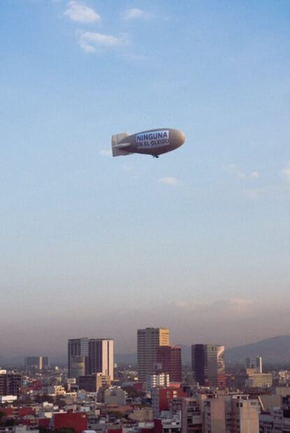 Con dolor en el cielo, una acción contra los feminicidios con un Zepelín atraviesa la ciudad de México