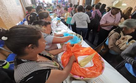 Regalan 2 mil tamales en mercados de Oaxaca 