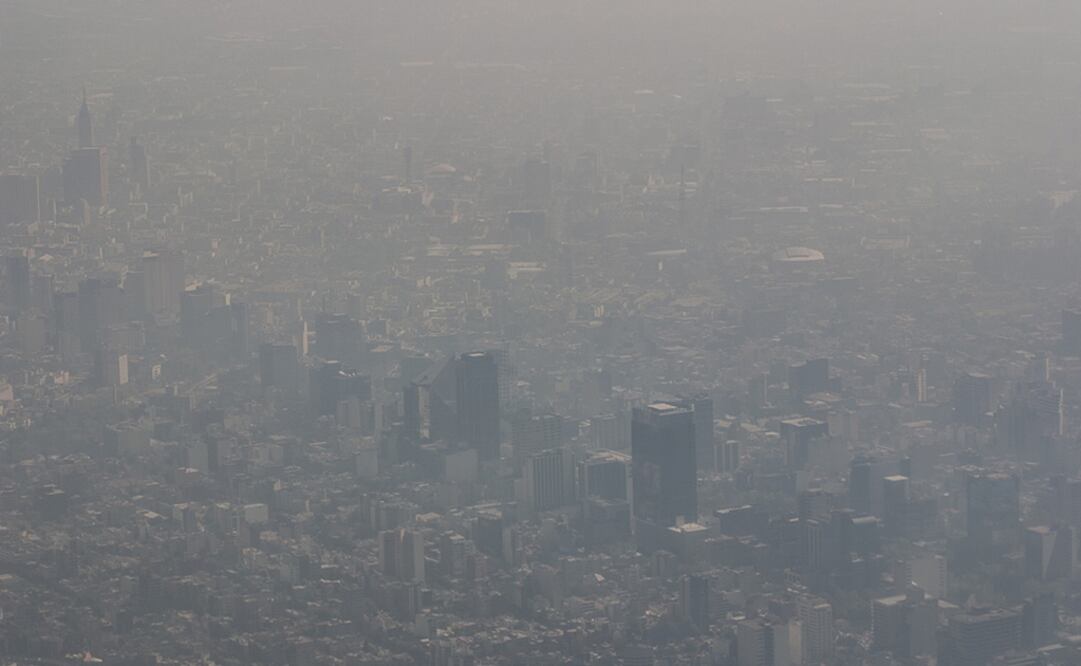 La Ciudad de México bajo una fuerte contaminación. La contaminación atmosférica es causante de 1 de 10 muertes en el mundo; en México 30 millones de mexicanos respiran mala calidad del aire. (FOTO:AMC)