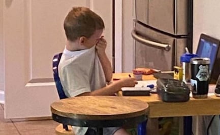 Captan a niño llorando de frustración por clases virtuales; se vuelve viral
