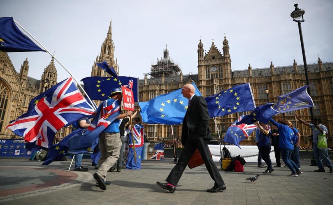 Anti-Brexit demonstrators wave flags outside the Houses of Parliament, in London, Britain - Photo: Hannah McKay/REUTERS