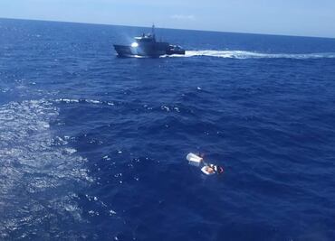 Rescatan a dos niños náufragos en altamar, aferrados a su madre ya fallecida