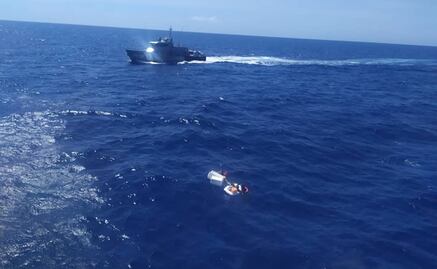 Rescatan a dos niños náufragos en altamar, aferrados a su madre ya fallecida