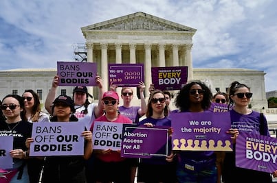 Corte Suprema mantiene en suspenso decisión sobre píldora abortiva en EU, hasta el viernes