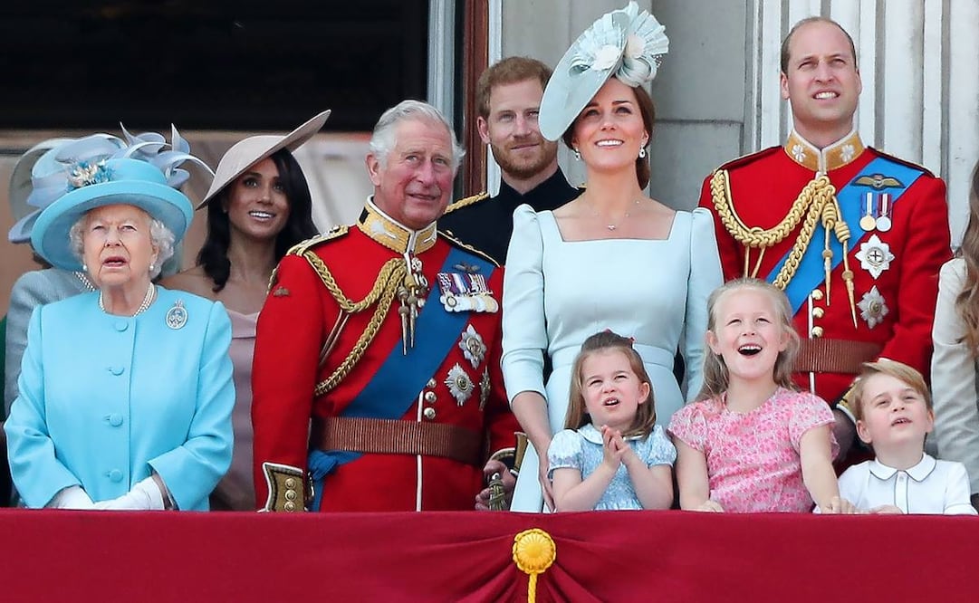 La familia real británica  se reunió este lunes para abordar la crisis tras la renuncia de Enrique y Meghan (Foto: AFP)