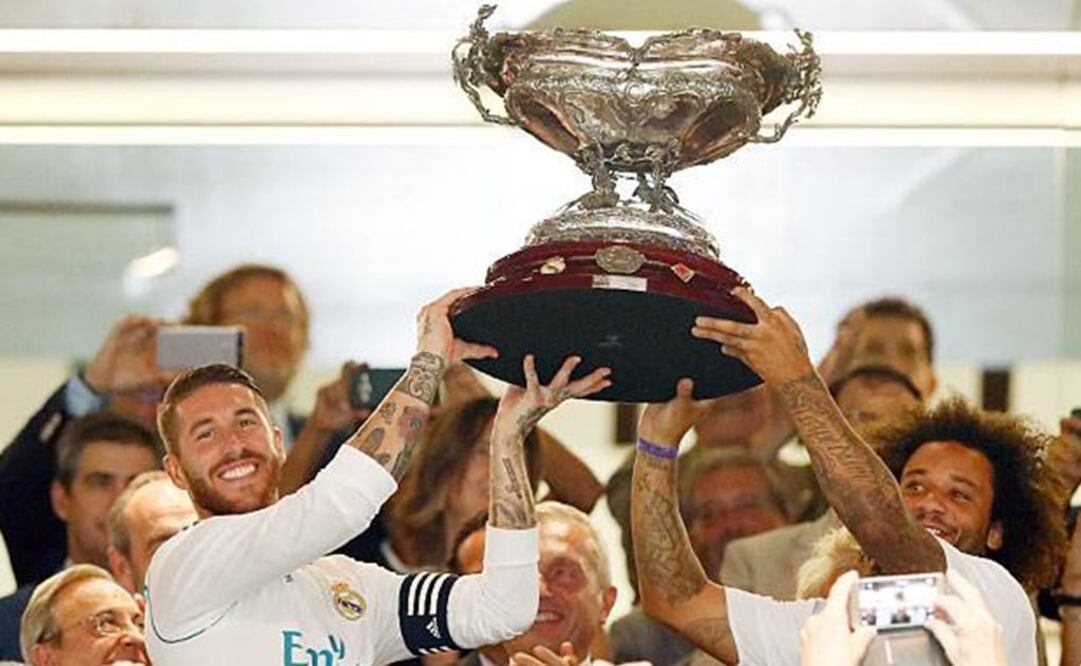 Jugadores del Real Madrid levantando el trofeo Santiago Bernabéu. FOTO/ TWITTER REAL MADRID