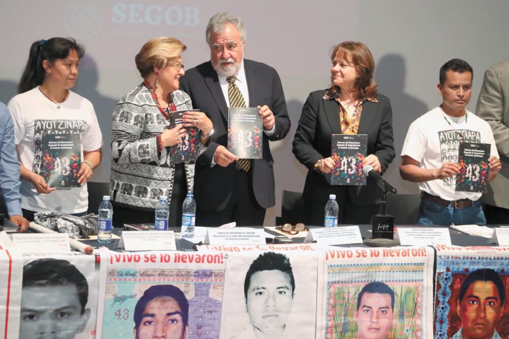 Esmeralda Arosemena (segunda de izq. a der.), presidenta de la Comisión Interamericana de Derechos Humanos, presentó los resultados del Mecanismo de Seguimiento para el Caso Ayotzinapa (BERENICE FREGOSO. EL UNIVERSAL)