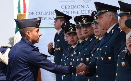 Felicita Cienfuegos a cadetes que concluyeron formación básica