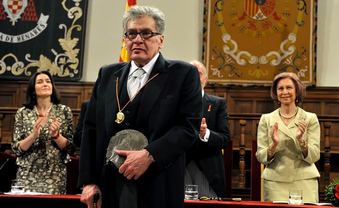Imagen ilustrativa de José Emilio Pacheco durante la recepción del Premio Cervantes. Foto: REUTERS/Fernando Villar/Pool, archivo