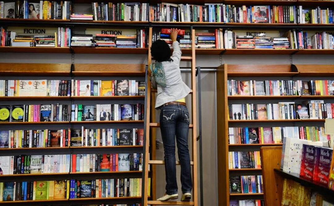 Entre las novedades reseñadas están: "Besar al detective", novela de Élmer Mendoza y "Explicar el mundo", entre otras. FOTO: Archivo.