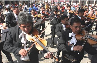 Mariachis de Garibaldi acuden a misa por el Día del Músico