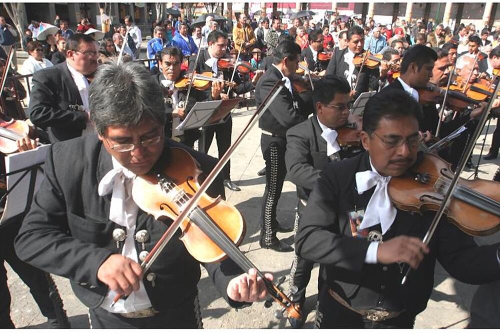 Mariachis de Garibaldi acuden a misa por el Día del Músico