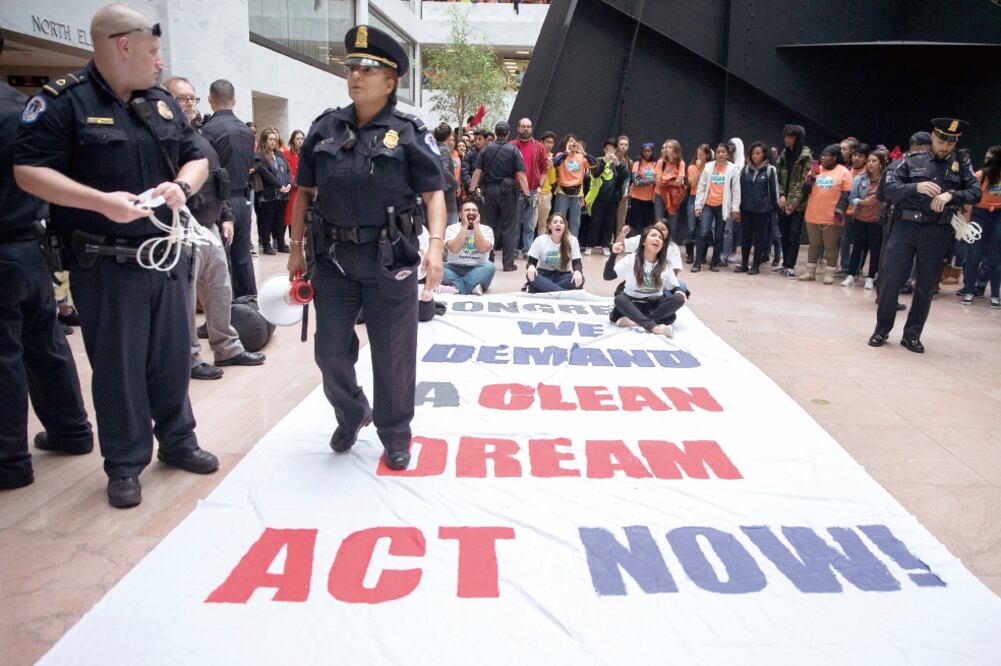 Tensión. Un total de 15 activistas fueron arrestados mientras desplegaban pancartas en el Capitolio, acusados de obstruir el paso (SHAWN THEW. EFE)
