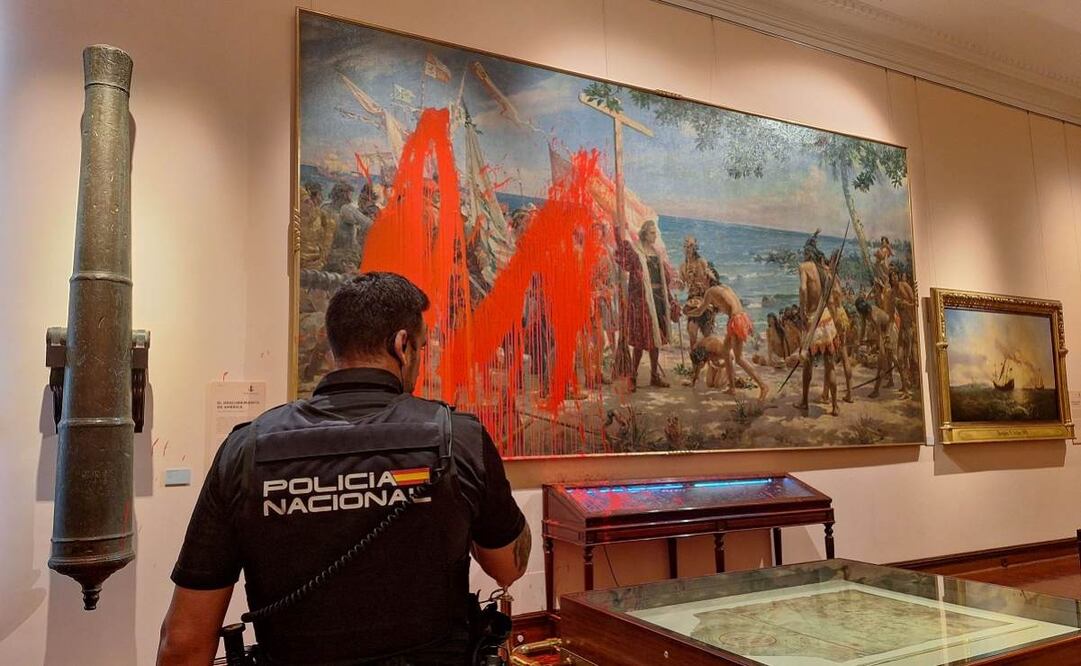 Dos activistas del movimiento de desobediencia civil no violenta Futuro Vegetal han lanzado este domingo pintura roja biodegradable sobre un cuadro en el Museo Naval de Madrid, en un acto de protesta por la celebración de la Fiesta Nacional y para denunciar el actual neocolonialismo extractivista que explota sus recursos naturales. Foto: EFE