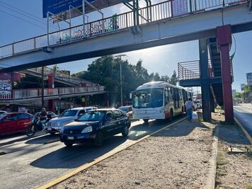 Pese a multa, invaden carril del Mexibús