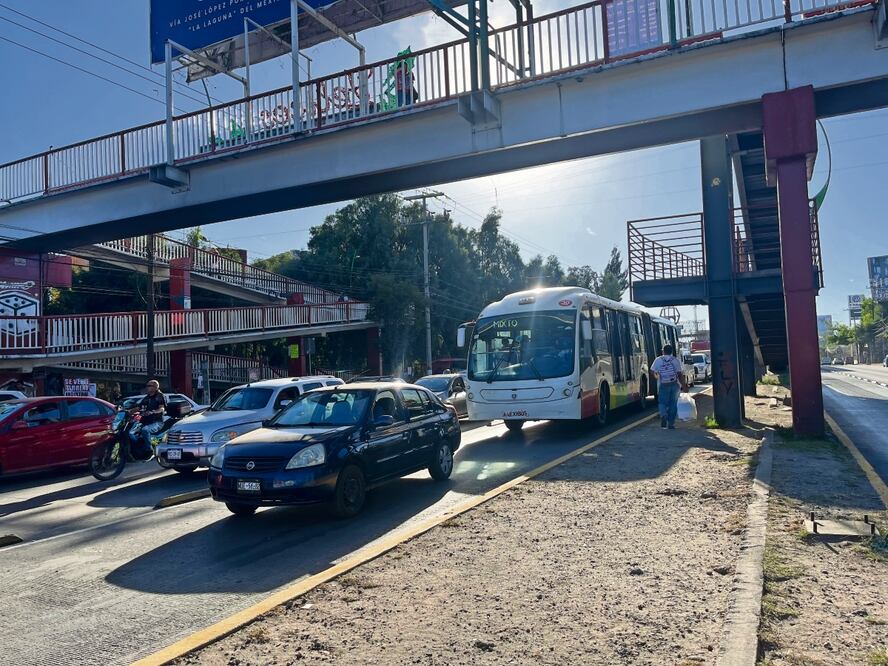 Pese a las multas que se aplican por invadir el carril del Mexibús, autos particulares y combis siguen utilizándolo para pasar más rápido en el cambio del semáforo ante la falta de elementos de tránsito, pudo constatar EL UNIVERSAL. Foto: Arturo Sanguino / EL UNIVERSAL