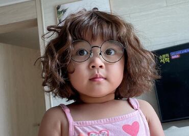 Adiós a los stickers de la niña coreana. Madre prepara demanda