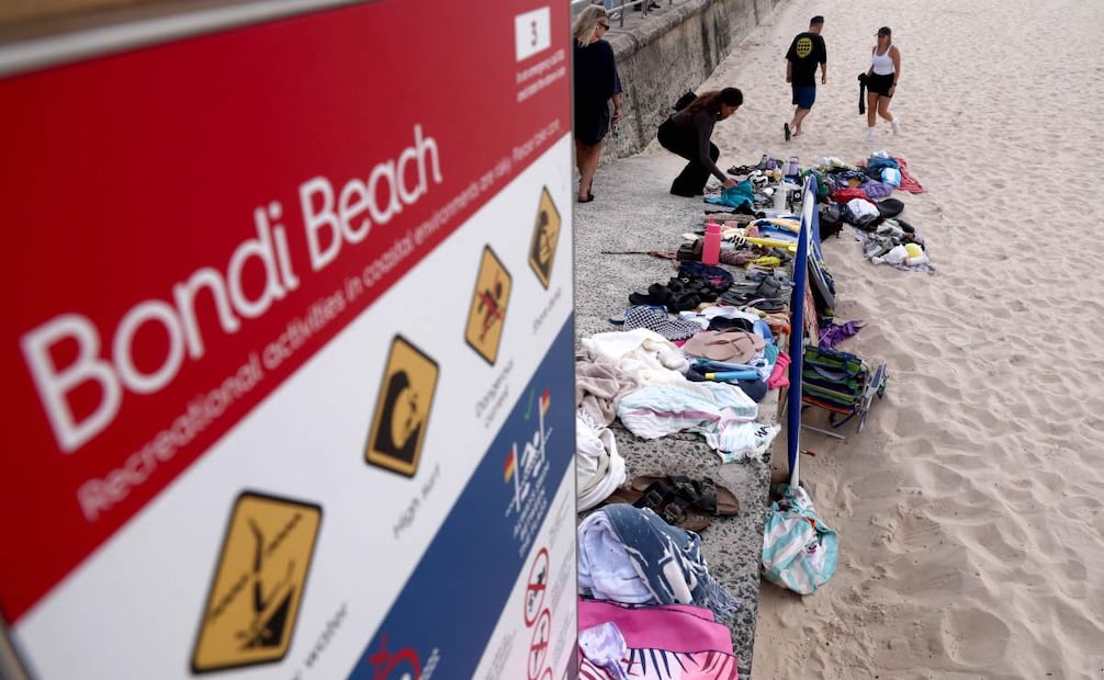 Pertenencias de miembros de la comunidad judía se ven en el lugar de un tiroteo en Bondi Beach, Sídney. Foto: AFP