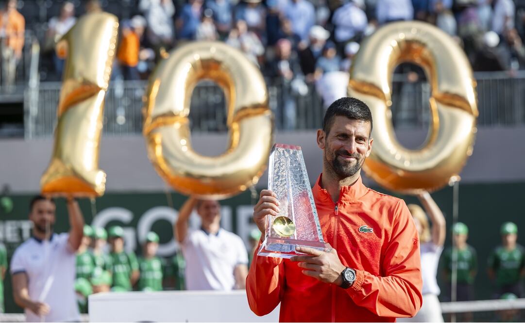 Djokovic posa con su título 100 en manos | FOTO: EFE