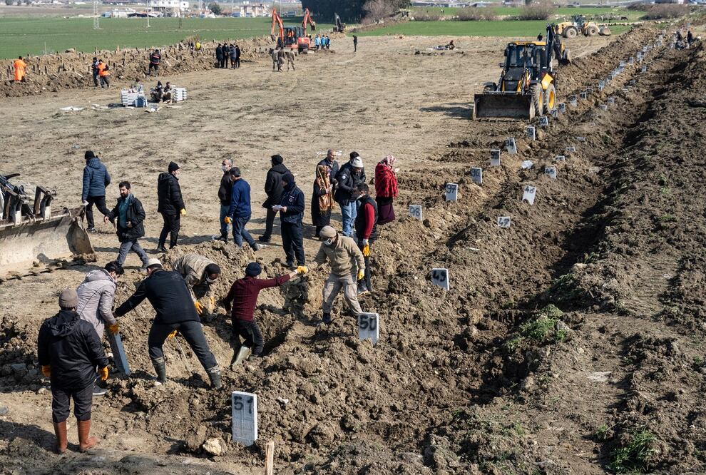 Dolientes entierran a sus familiares en una fosa común tras el terremoto en Hatay, Turquía. Foto: EFE
