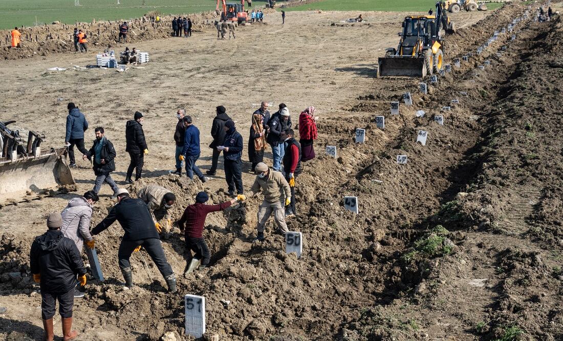 Dolientes entierran a sus familiares en una fosa común tras el terremoto en Hatay, Turquía. Foto: EFE