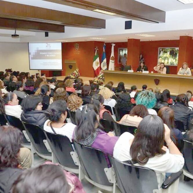 Durante el foro Ciudad y Mujeres, Nashieli Ramírez, titular de la CDH (izq.), dijo que de 2015 a la fecha han recibido 58 quejas por feminicidios. (ESPECIAL)
