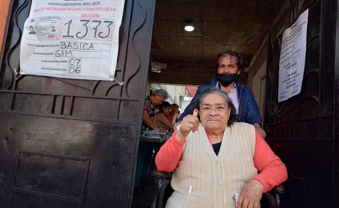 Isabel Badillo Valerio celebra que México tendrá su primera Presidenta. Foto: Antonio López. EL UNIVERSAL
