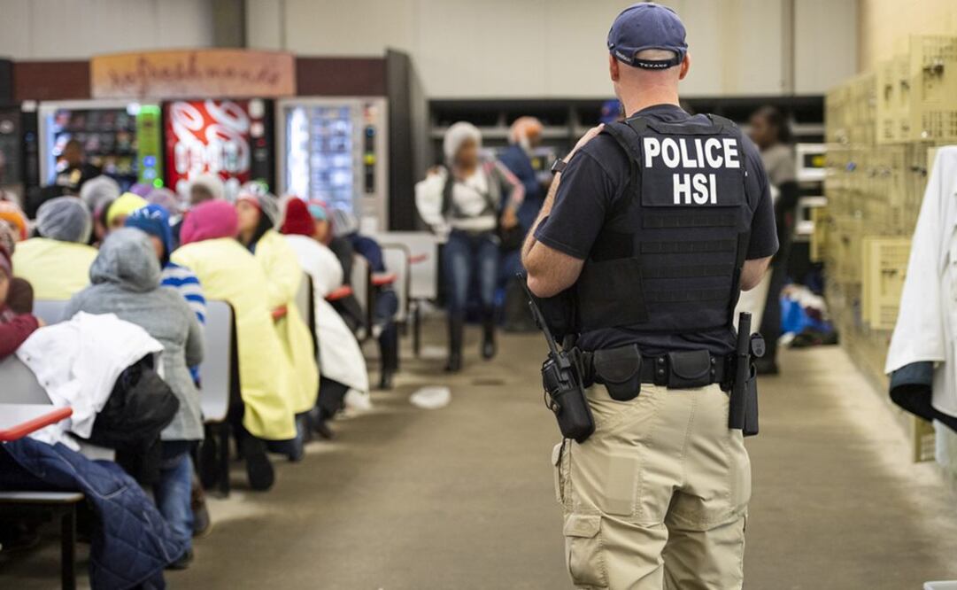 Migrantes detenidos tras la redada en una planta procesadora de alimentos en Mississippi (Foto: Reuters)