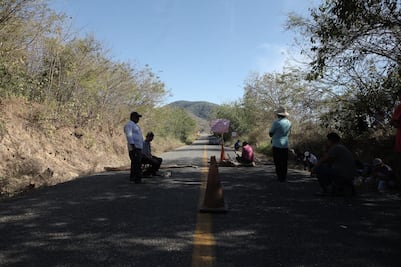 Habitantes de Ostula bloquean carretera Lázaro Cárdenas-Manzanillo