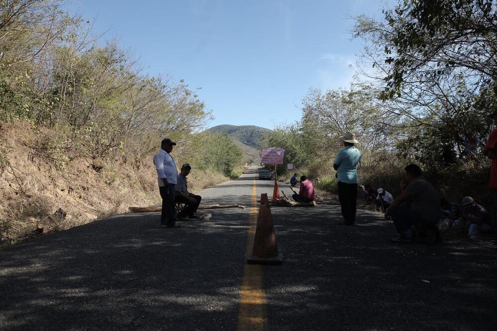 Carretera 200 Lázaro Cárdenas-Manzanillo bloqueada por pobladores de la comunidad de Ostula (FOTOS: Rodolfo Ayala. EL UNIVERSAL)
