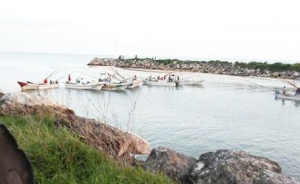 Pescadores bloquean puerto en Yucatán en contra de "fuereños"