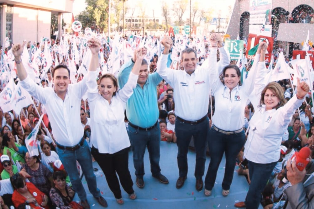 Acompañado de dirigentes del partido, Miguel Ángel Riquelme (camisa azul) adelantó que defenderá cada voto que, asegura, le dio la victoria el domingo (PRI)