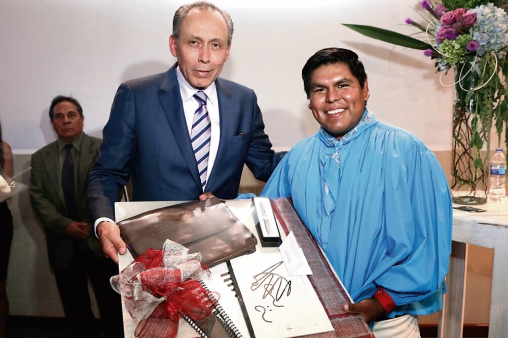 José Reyes Baeza Terrazas, director general del ISSSTE, y Romeyno Gutiérrez, pianista rarámuri y primer concertista indígena en Latinoamérica, quien actualmente estudia en la Facultad de Bellas Artes de la UACH (ISSST E)