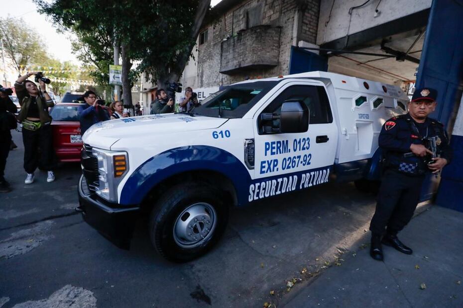 A las 8:00 de la mañana en camionetas blindadas de una empresa de seguridad privada trasladaron al WTC las boletas de la encuesta interna de Morena del proceso para elegir el Coordinador Nacional de la Defensa de la Transformación. Foto: Diego Simón / EL UNIVERSAL