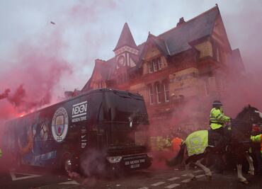 Aficionados del Liverpool dañan el autobús del City