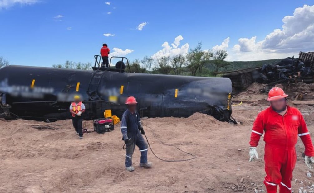 Del total, aproximadamente 70 mil 300 litros se derramaron sobre el cauce de un arroyo. | Foto: Profepa y Especial.