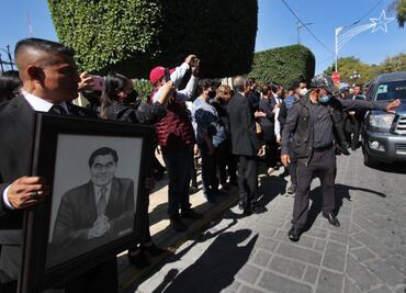 Con música de mariachi, sepultan a Miguel Barbosa en su natal Tehuacán, Puebla
