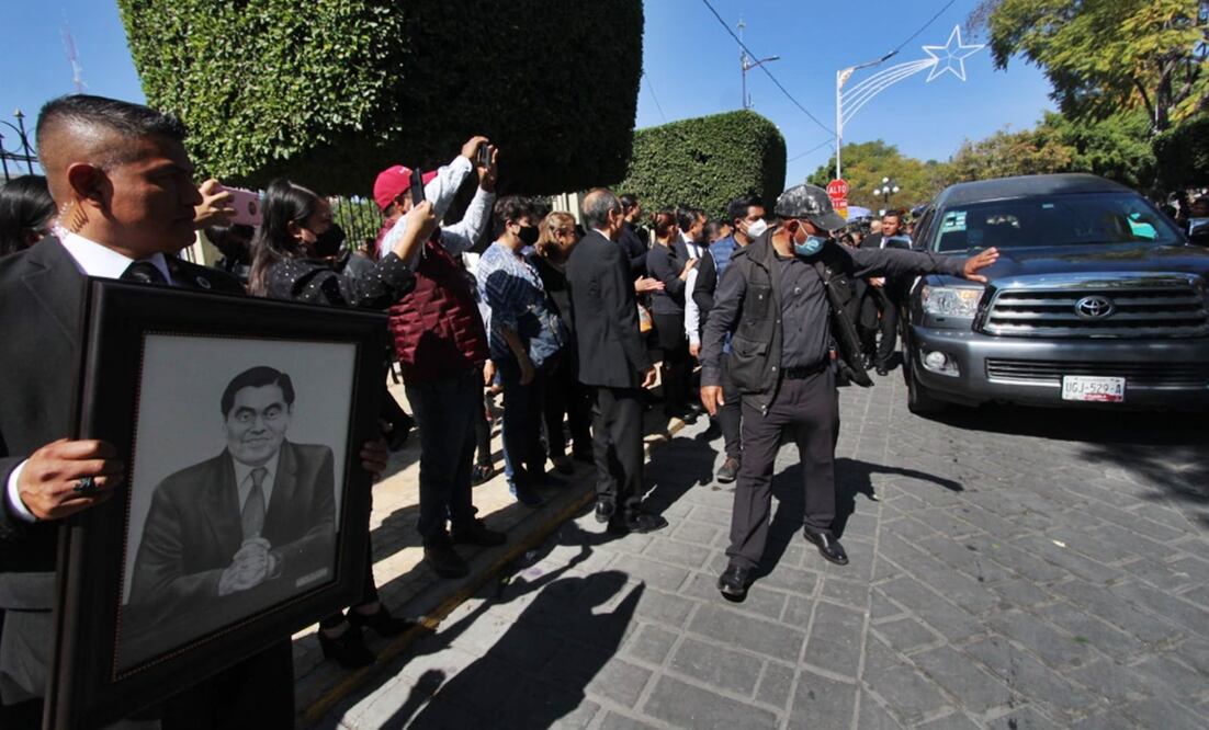Con música de mariachi, el gobernador de Puebla, Miguel Barbosa Huerta, fue sepultado en el panteón municipal de su natal Tehuacán. Foto: Omar Contreras
