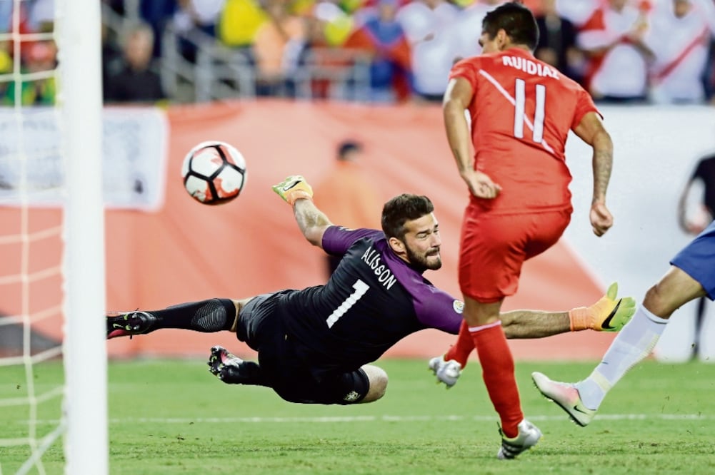 Raúl Ruidíaz, de Perú, se ayudó con la mano para clarear al portero brasileño Alisson y consumar la victoria (CHARLES KRUPA. AP)